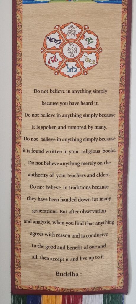 Verticale vlag met tekst van Buddha